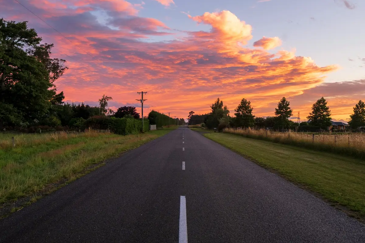 Tidslinje som jämför hur mycket egen tid ett sitebuilder-spår respektive ett done-for-you-spår brukar kräva.