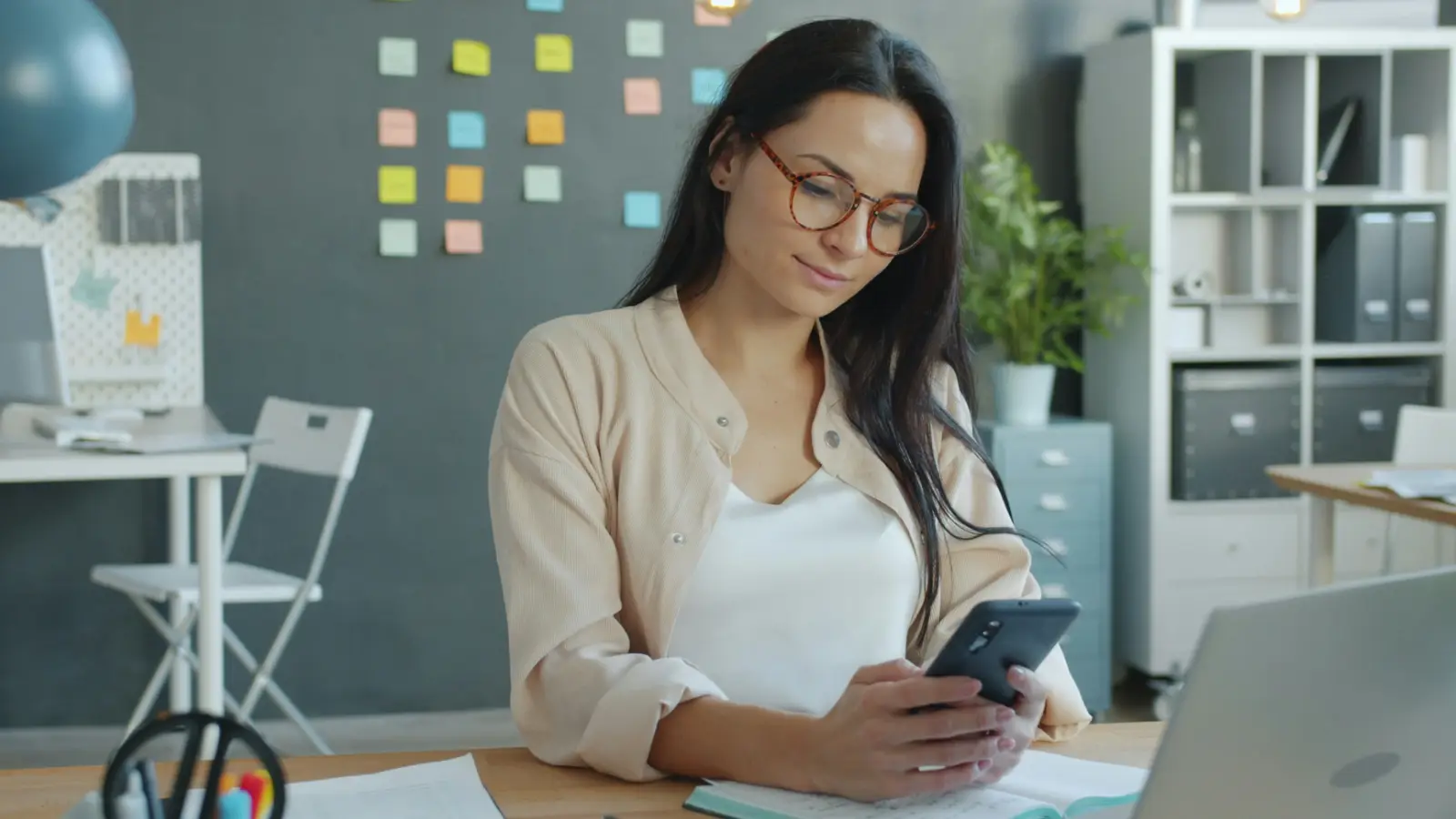 Småföretagare som använder en tydlig företagshemsida på mobil och dator.